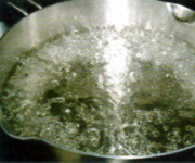 水1リットルを鍋に入れ、沸騰させます。